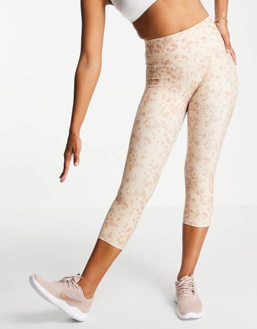 Leggings cortos beis deportivos con estampado de leopardo de Only