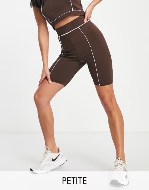 Leggings cortos deportivos marrón chocolate con costuras en contraste de Threadbare Petite Fitness (parte de un conjunto)