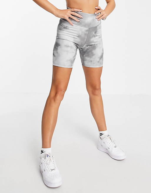 Interpretación Espantar motivo Leggings cortos grises de 7" y talle medio con efecto tie dye de Nike | ASOS