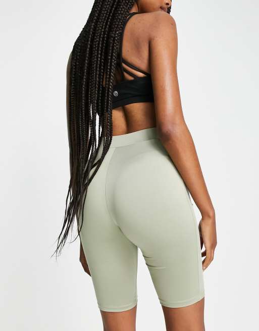 Leggings cortos verde salvia deportivos de Hoxton Haus Tall, 2 de 4