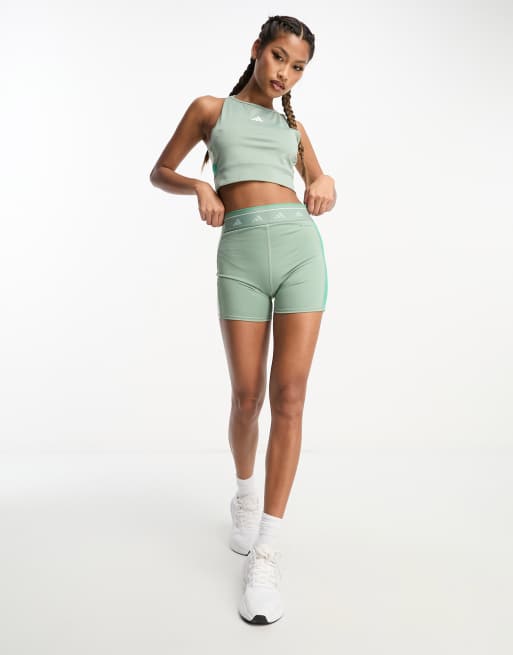 Leggings cortos verdes con diseño color block Techfit de adidas Training