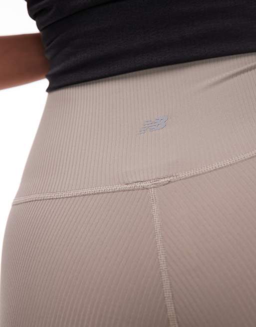 Leggings de 27" beis de talle alto de canalé de New Balance, 5 de 5