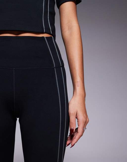 Leggings de 7/8 negros de talle alto con ribetes reflectantes One Training de Nike, 3 de 5