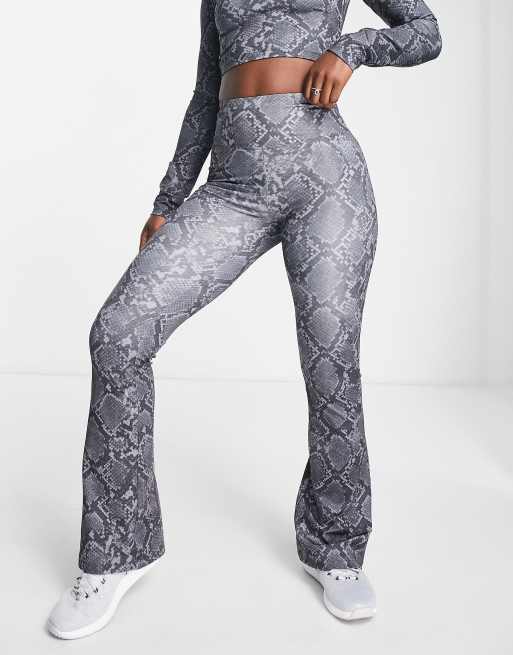 Leggings de campana con estampado de serpiente de ASOS 4505 (parte de un conjunto)