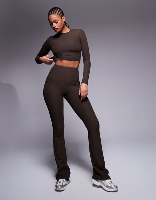 Leggings de yoga color trufa de corte slim acampanado de canalé suave al taco de 4505 Tall 