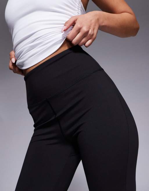 Leggings de yoga negros de corte slim acampanado con abertura en