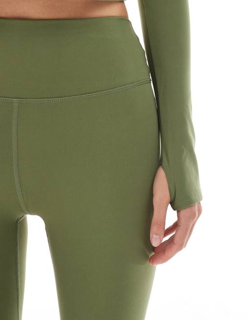 Leggings deportivos bootcut verde oliva de talle bajo de WeWoreWhat, 3 de 5