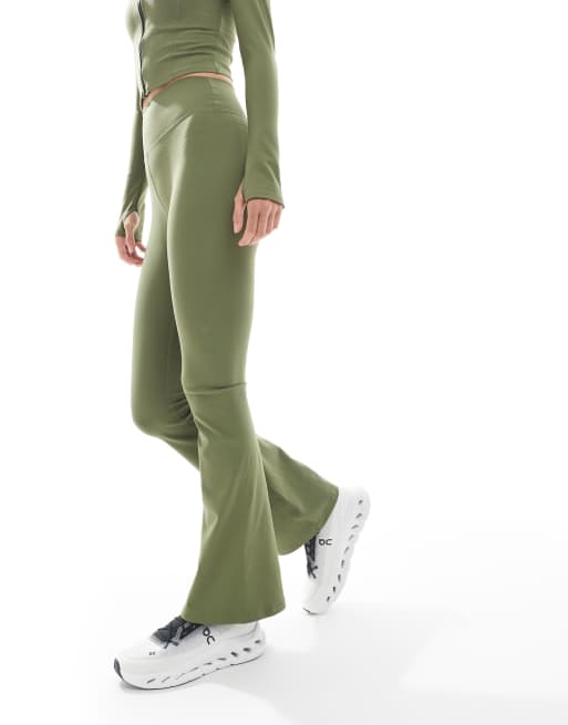 Leggings deportivos bootcut verde oliva de talle bajo de WeWoreWhat, 4 de 5