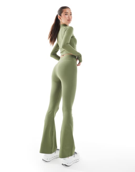 Leggings deportivos bootcut verde oliva de talle bajo de WeWoreWhat, 5 de 5