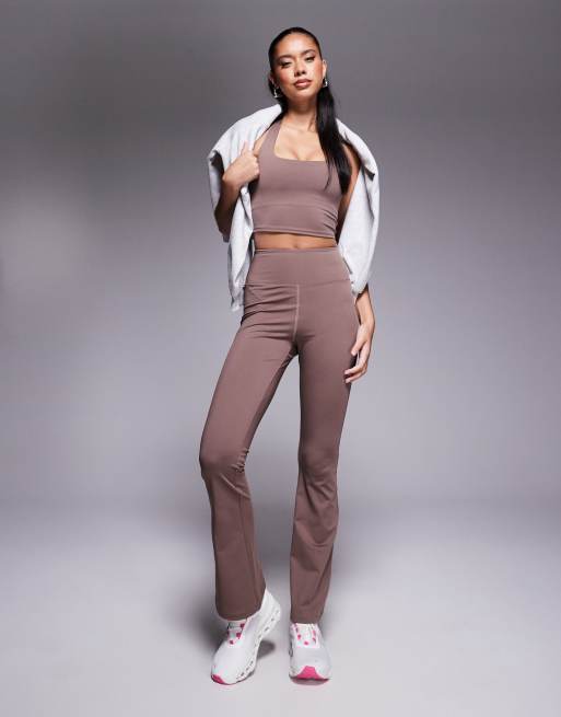 Leggings deportivos marrón topo de corte acampanado slim de 4505