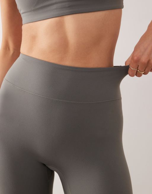 Leggings grises sin costuras de tejido suave de ARKET (parte de un conjunto), 3 de 5