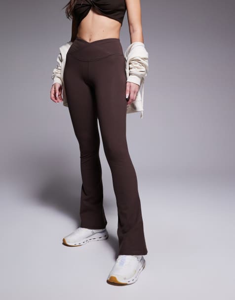 Leggings marrón chocolate ciruela para yoga de corte slim acampanado con cinturilla cruzada de tejido suave Icon de 4505 Hourglass - view 1
