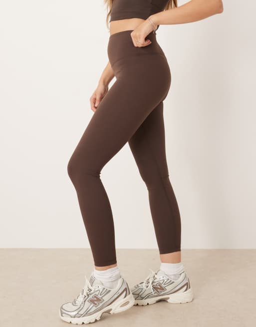 Leggings marrón oscuro de talle alto para yoga con detalle fruncido de Gina Tricot (parte de un conjunto)