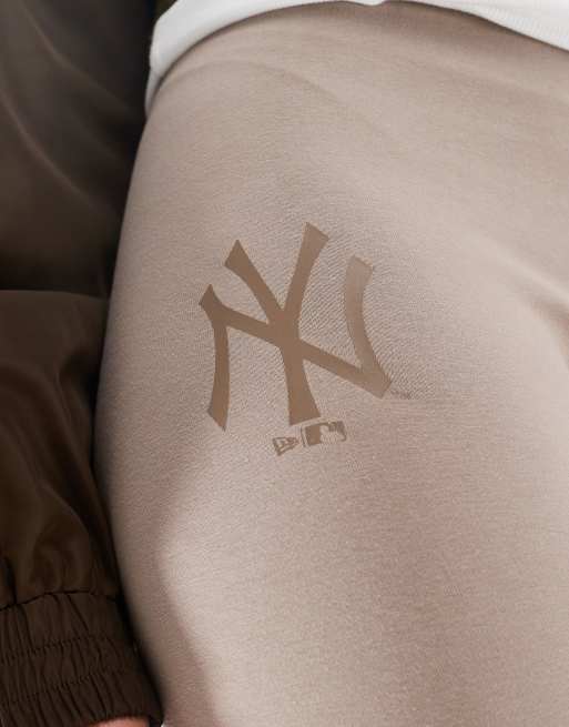 Leggings marrón topo con logo de los NY Yankees de New Era, 3 de 5