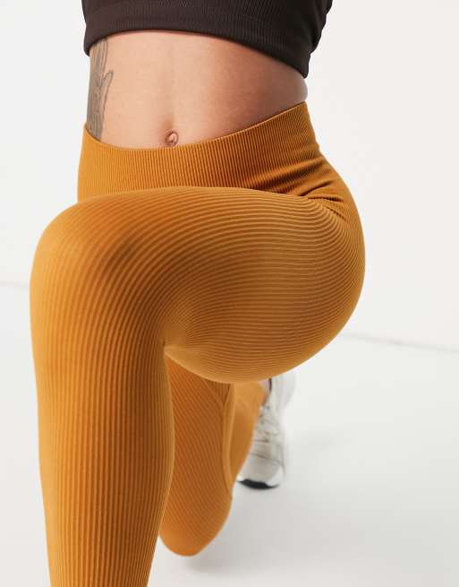 Leggings mostaza de canalé sin costuras exclusivos en de HIIT ASOS