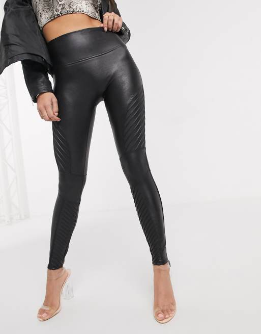 Leggings moteros de cuero sintético con cinturilla resistente contorneada en negro de Spanx Petite, 4 de 4