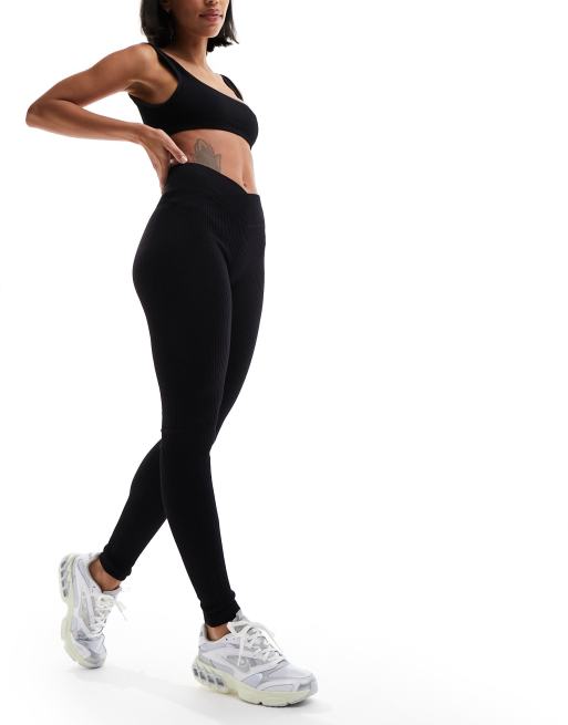 Leggings negros con parte delantera de pico de canalé sin costuras de Miss Selfridge