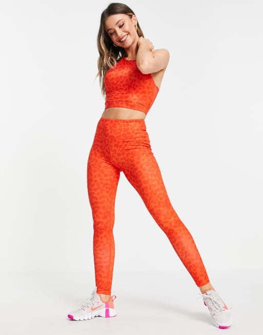 Conjunto rojo con estampado de leopardo y espalda de nadadora de South Beach, 2 de 3