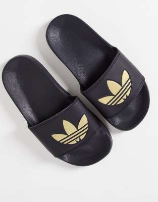 фото Легкие черные шлепанцы с золотистым логотипом-трилистником adidas originals adilette-черный