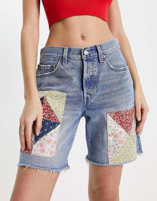 Levi’s – 150. rocznica powstania modelu 501 – Jasnoniebieskie szorty jeansowe z łatami z patchworkowymi wzorami w kwiaty