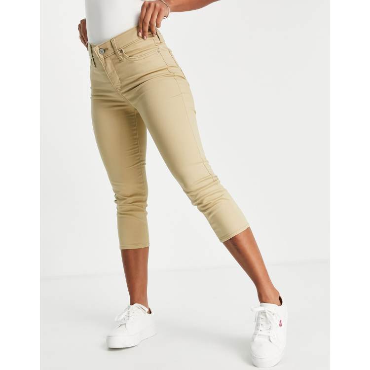 White levi deals capri jeans