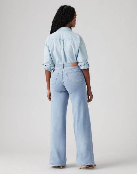 Levi's 318 shaping jeans met wijde pijpen in lichtblauw - view 1