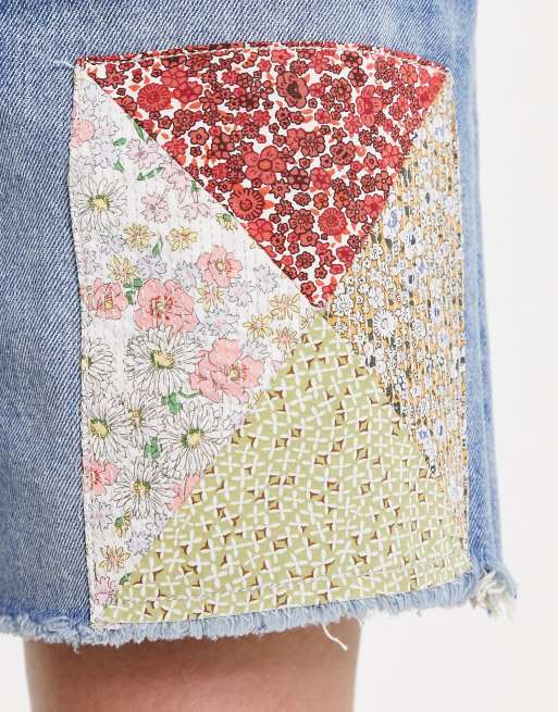 Levi's 501 – 150-årsjubileum – Ljusblå jeansshorts med påsydda blommotiv, 4 av 4