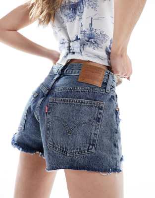 Levi's - 501 - Jeansshorts in Mittelblau mit Abnutzungen