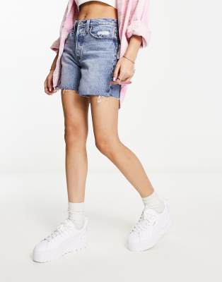 Levi's - 501 Original - Bis zur Mitte der Oberschenkel reichende Jeansshorts in mittelblauer Waschung