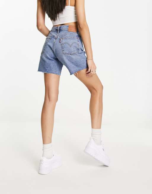 Levi's – 501 Original – Bis zur Mitte der Oberschenkel reichende Jeansshorts in mittelblauer Waschung, 2 von 4