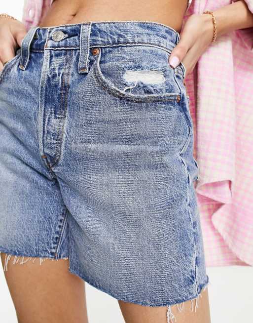 Levi's – 501 Original – Bis zur Mitte der Oberschenkel reichende Jeansshorts in mittelblauer Waschung, 3 von 4