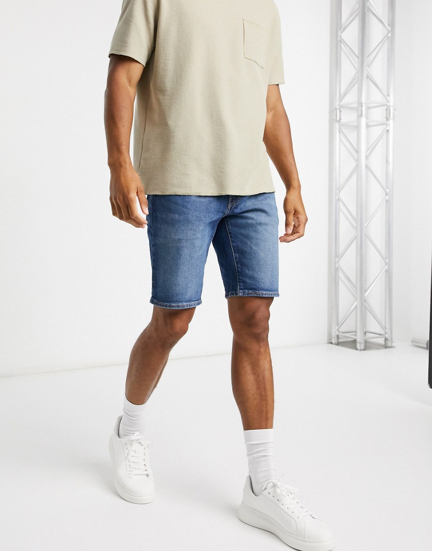 Levi's 502 - Tætsiddende shorts i Mid Wash-Blå