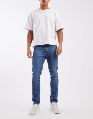 Jeans mit engem Schnitt in Mittelblau Blau W28 L32