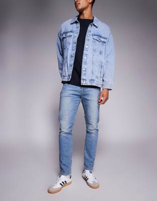 Schmal zulaufende Jeans in mittelblauer Waschung mit schmalem Schnitt Blau W31 L34