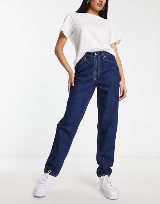 Levi's Plus 80's mom jeans in dark blue джинсы V68713769Цвет: RUNNING  ERRANDS; Размер: UK 16 купить по выгодной цене от 206 руб. в  интернет-магазине  с доставкой