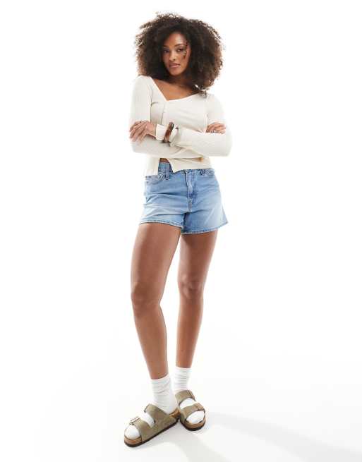 Levi's 80s mom shorts in light blue