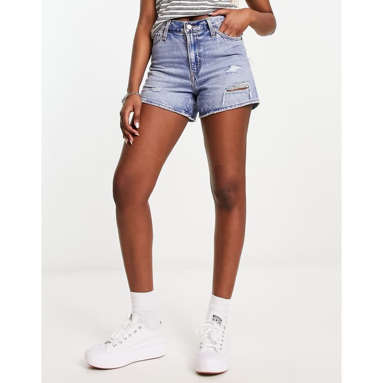 Levi's 80S mom shorts in light wash blue