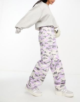 Levi's '94 baggy cargo in purple camo print with pockets - ASOS Price Checker