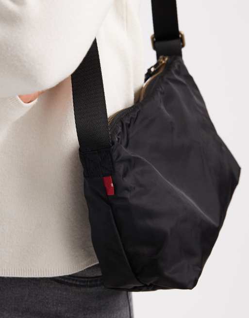 Levi's – Ali – Kleine Umhängetasche aus Nylon in Schwarz, 4 von 4