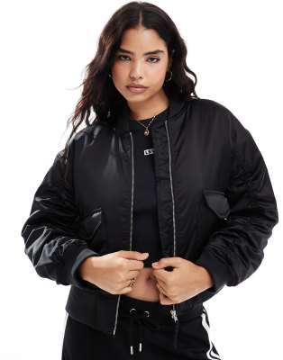 Levi's - Andy Tech - Bomberjacke aus Satin in Schwarz