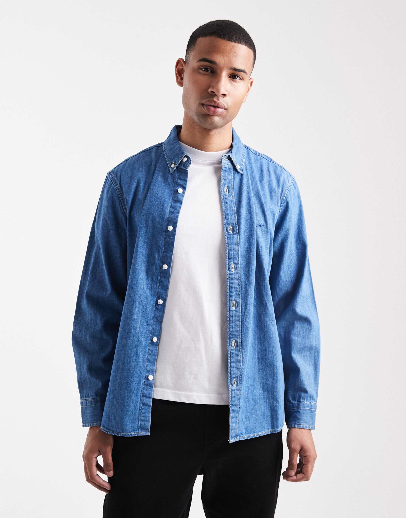 Джинсовая рубашка Levi's с оригинальным логотипом в тон на пуговицах свободного кроя после стирки в середине дня