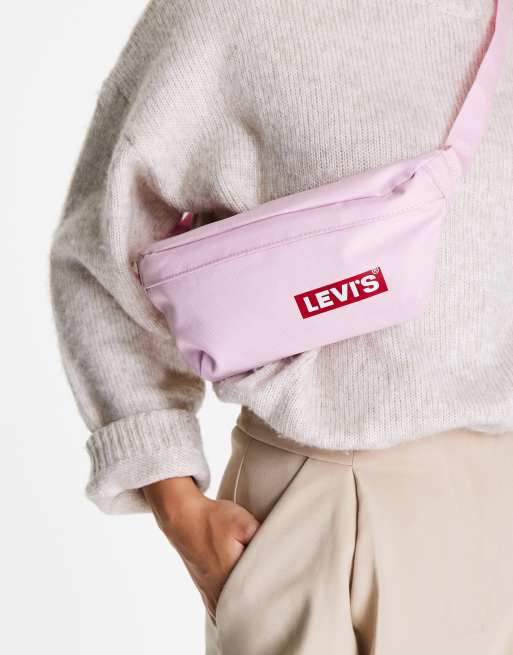 Levi's Banana – Jasnoróżówa nerka z logo w kontrastującym kolorze