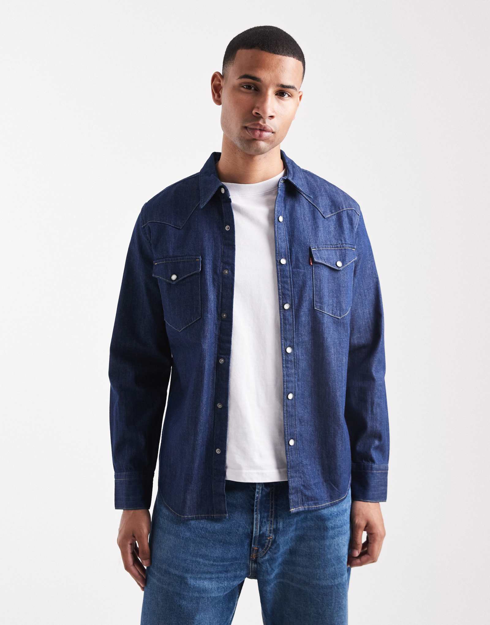 Джинсовая рубашка Levi's barstow western standard fit темного цвета, выстиранная