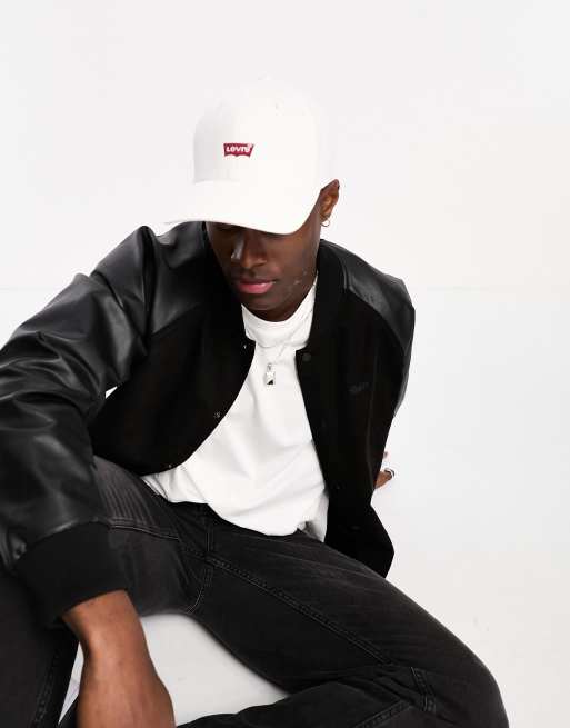 Levi's – Biała czapka z daszkiem i logo batwing
