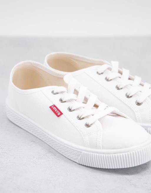 Levi's – Białe płócienne buty z czerwoną naszywką, 3 z 4