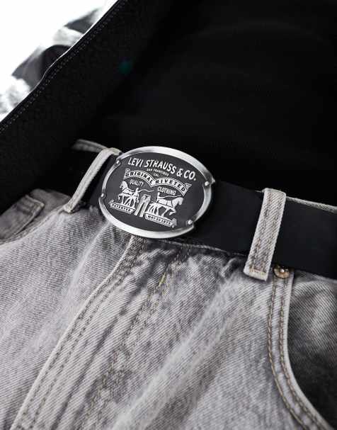 Levi's Billy leather belt with logo plaque in black - view 1