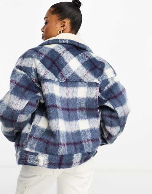 Levi's – Blårutig truckerjacka i mysig fårskinnsimitation med 90-talsstil, 4 av 4