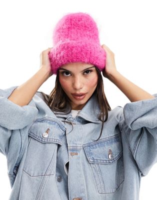 Levi's fluffy beanie in pink with logo - ASOS Price Checker