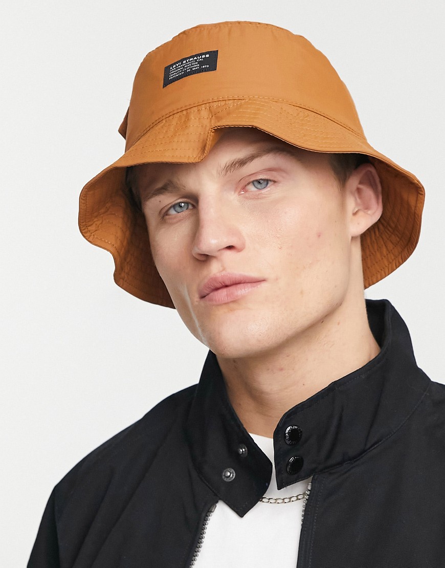 Levi’s bucket hat in tan with pocket-Brown