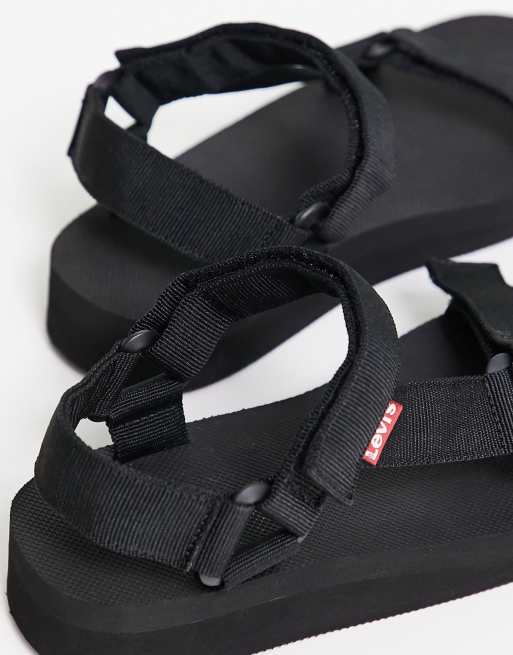 Levi's – Cadys – Flache Riemchen-Sandalen in Schwarz mit rotem Logo-Etikett, 4 von 4